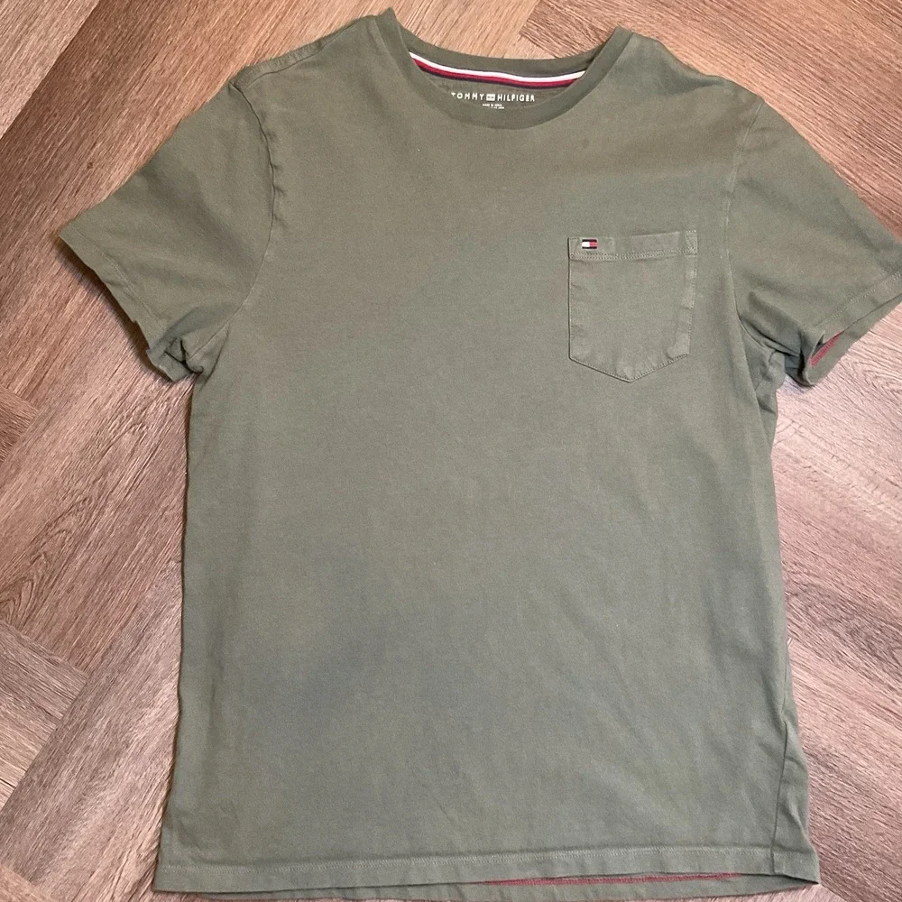 Tommy Hilfiger Classic Fit Mens T Shirt Green‎ Small Pocket Logo Classic Preppy